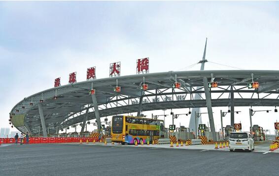 港珠澳大橋通車(chē)首日澳門(mén)口岸查驗(yàn)出入境旅客逾1.2萬(wàn)人次，通關(guān)環(huán)境和運(yùn)作情況良好