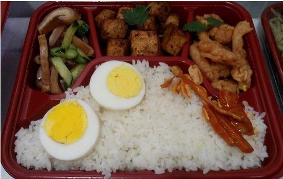 我國(guó)快餐行業(yè)起步晚，發(fā)展快，綠色食品將更為人們所重視?