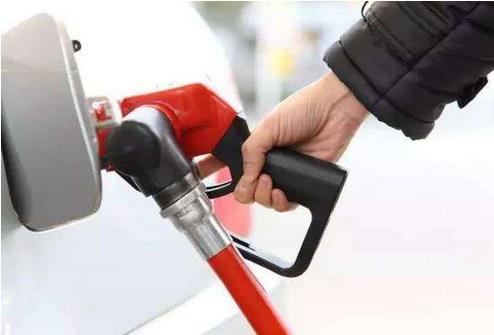 國內(nèi)汽、柴油價格每噸分別降低540元和520元，部分地區(qū)油價重回6元時代