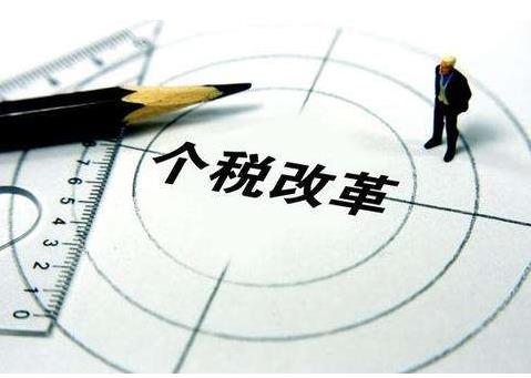 11月份，全國一般公共預算收入10775億元，同比下降5.4%，支出16431億元，同比下降0.8%??