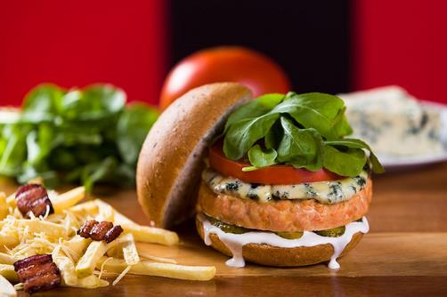 隨著中國(guó)經(jīng)濟(jì)的不斷發(fā)展，人們生活水平不斷提高，西式快餐市場(chǎng)需求之龐大無(wú)法估量